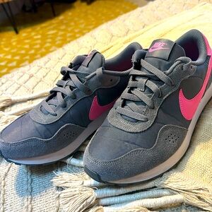 Nike Youth size 6 1/2, Gray/Hot Pink, white soles.